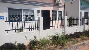 House | Exterior detail - Danfa - 1 Bed - 1 Bath - Pet Friendly - Parking (Kweiman)