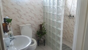House | Bathroom | Shower, towels - Danfa - 1 Bed - 1 Bath - Pet Friendly - Parking (Kweiman)