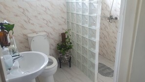 Bathroom - Danfa - 1 Bed - 1 Bath - Pet Friendly - Parking (Kweiman)