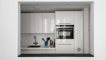 Geladeira, micro-ondas, fogão, cooktop