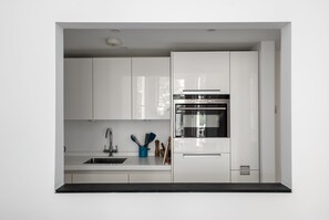 Kjøleskap, mikrobølgeovn, ovn og kokeplater