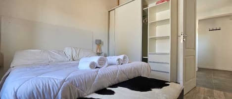 2 bedrooms, travel cot, WiFi, bed sheets