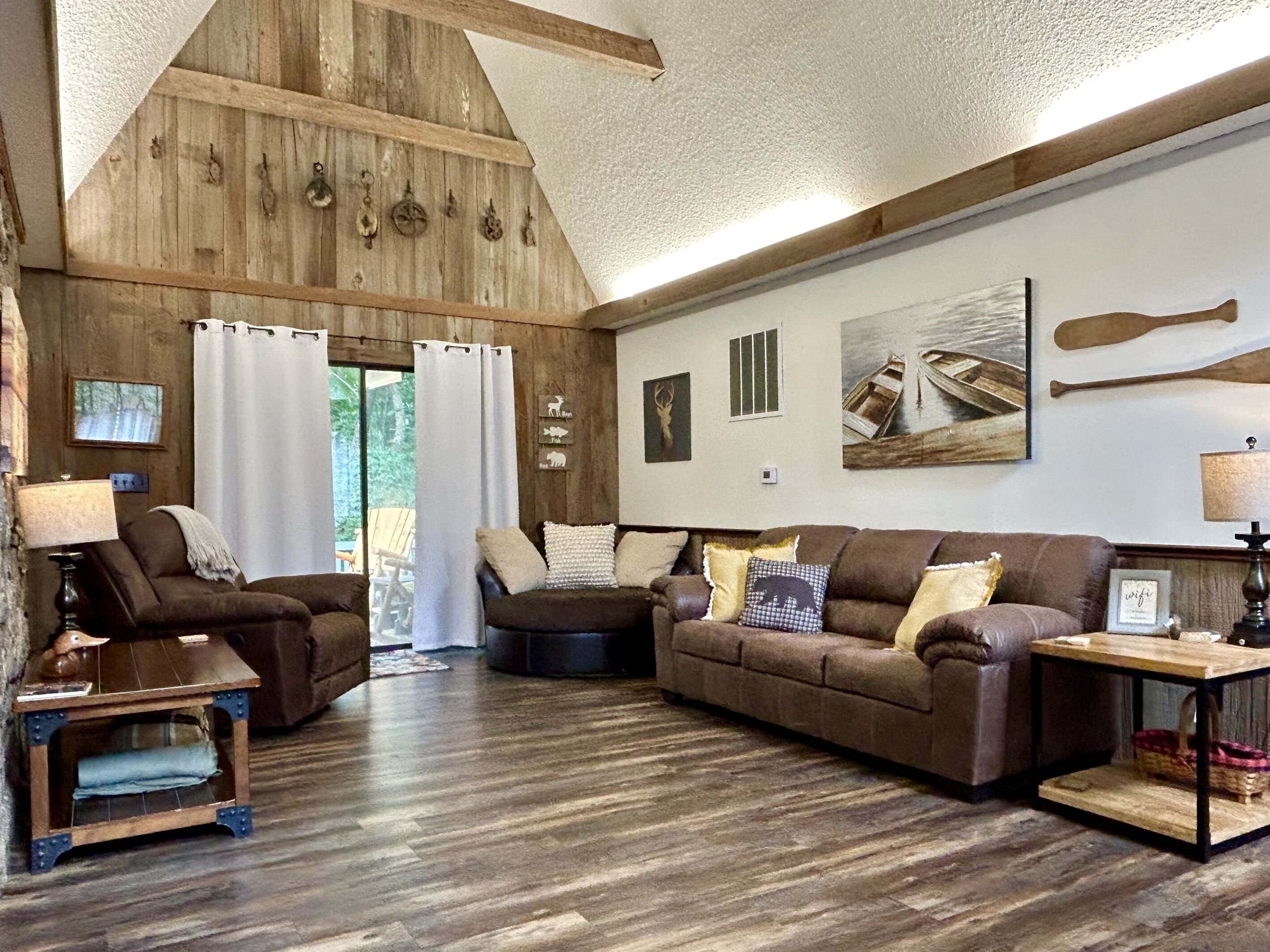 Smart TV, chimenea y libros 