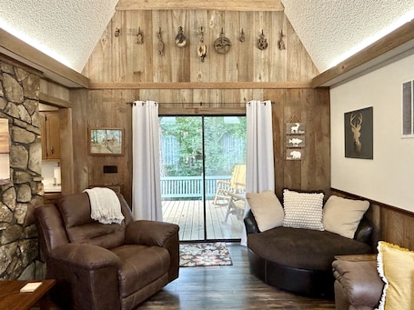 Smart TV, books. Doc's Cottage - A-Frame in Piggott, AR