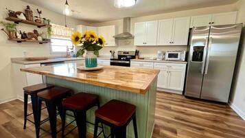 Een koelkast, een magnetron, een oven, een kookplaat