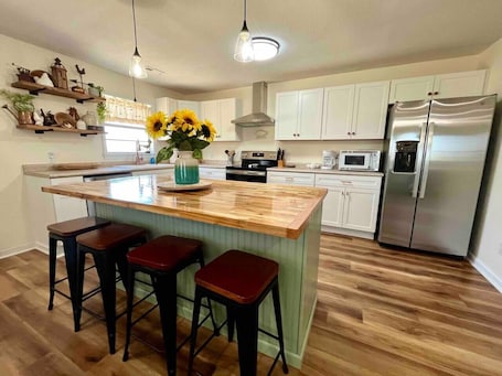 Fridge, microwave, oven, stovetop. The Morning Glory - Country Cottage