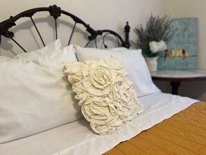 3 bedrooms, desk, iron/ironing board, free WiFi - The Morning Glory - Country Cottage (Piggott)