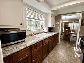 Fridge, microwave, oven, stovetop - Wildflower Cottage : Country Home Near Town (Paragould)