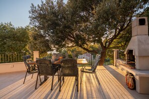Outdoor dining - Villa Apollon with pool (Makarska)