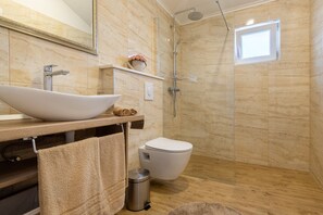 Shower, hair dryer, towels, soap - Villa Apollon with pool (Makarska)