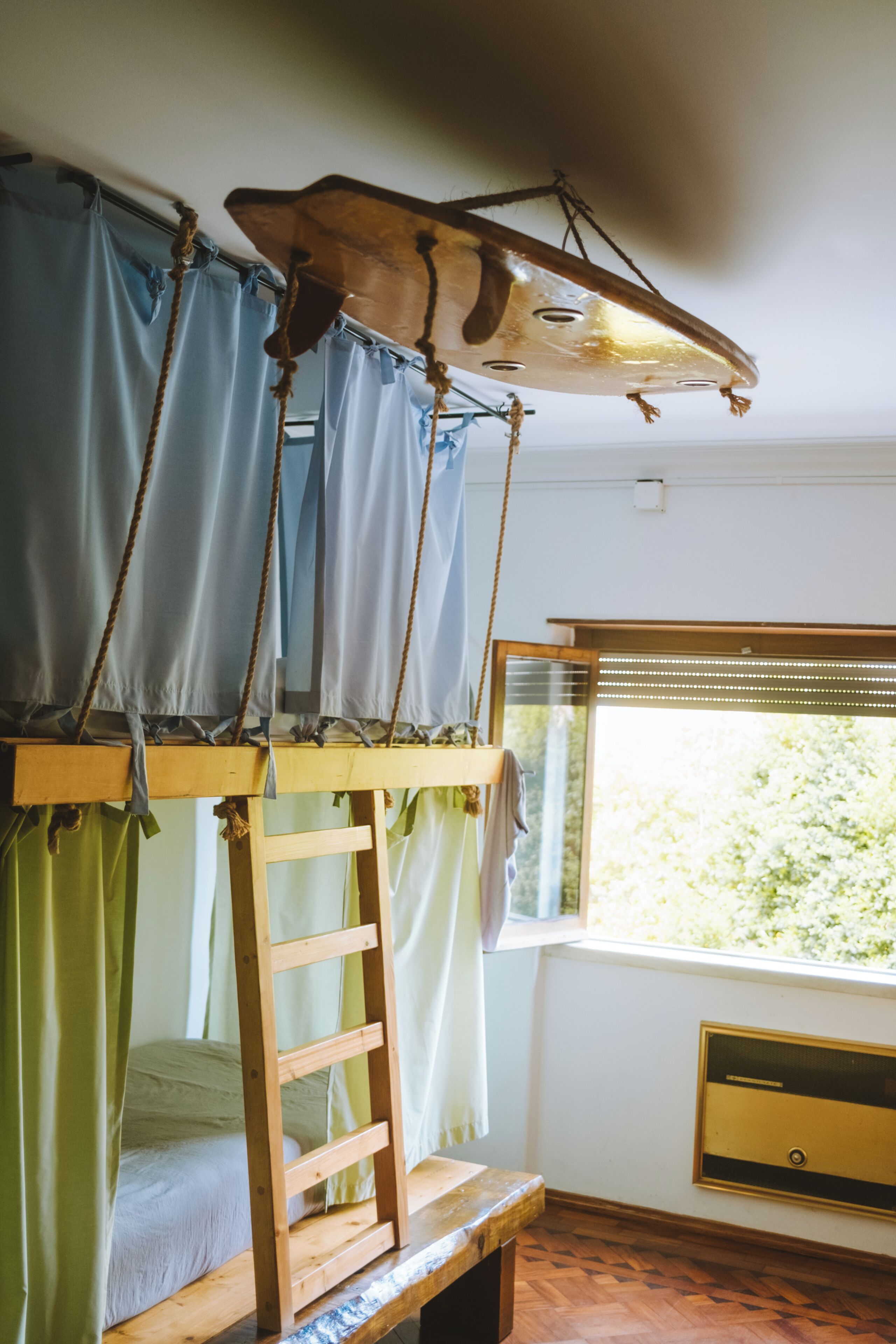 Slaapzaal, alleen voor vrouwen, uitzicht op binnenplaats | Luxe beddengoed, Select Comfort-bedden, individueel gedecoreerd