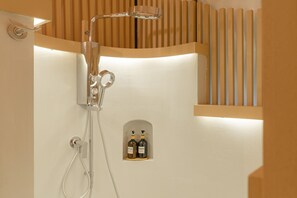 個別の浴槽とシャワー、レインフォールシャワー、ヘアドライヤー、ビデ