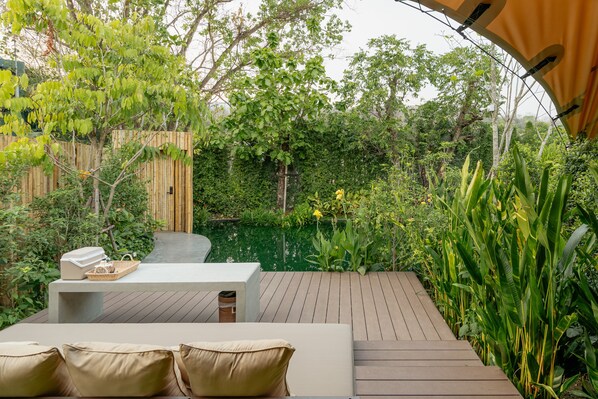 Tält Standard | Utsikt mot trädgården