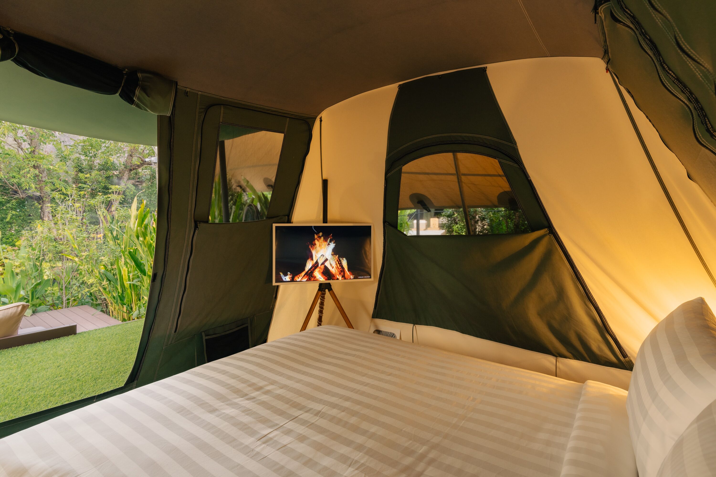 عناصر مجانية داخل الميني بار وخزنة داخل الغرفة وبديكورات فريدة لكل غرفة