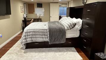 5 Schlafzimmer, Schreibtisch, Bügeleisen/Bügelbrett, Reisekinderbett