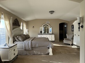 5 bedrooms, desk, iron/ironing board, WiFi - Immaculate 5-Bedroom Aurora Retreat — Luxury, Comfort & Colorado Adventure (Aurora)