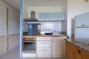 Fridge, microwave, oven, coffee/tea maker - Le Petra Paoli - Front de mer - Appt climatisé avec piscine (L'Île-Rousse)