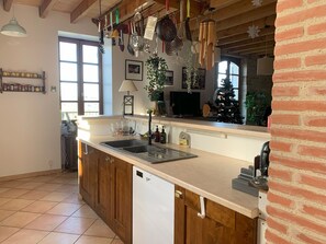 雪櫃、微波爐、焗爐、洗碗機