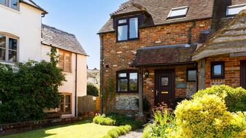 2 bedrooms, desk, iron/ironing board, Internet