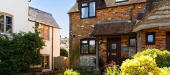 Cosy Cottage in Beautiful South Downs Walk 2 Pub