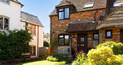 Cosy Cottage in Beautiful South Downs Walk 2 Pub