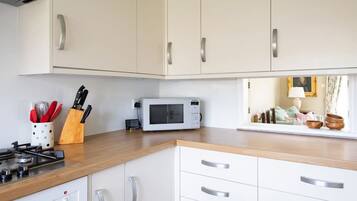 2 bedrooms, desk, iron/ironing board, Internet