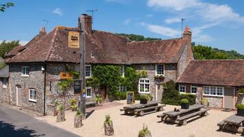 2 bedrooms, desk, iron/ironing board, Internet