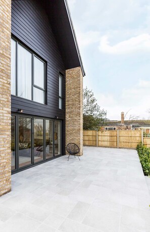 House | 4 bedrooms, desk, iron/ironing board, Internet - Stylish new Home With Parking - King Beds Garden (Chichester)