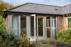 House - Charming Cottage for 10 in Heart of South Downs (Chichester)