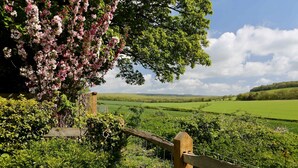 A rural landscape with a wooden fence, lush greenery, and a clear sky. - Charming Cottage for 10 in Heart of South Downs (Chichester)