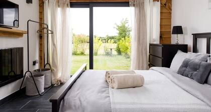 Rural Lodge Retreat With Hot Tub