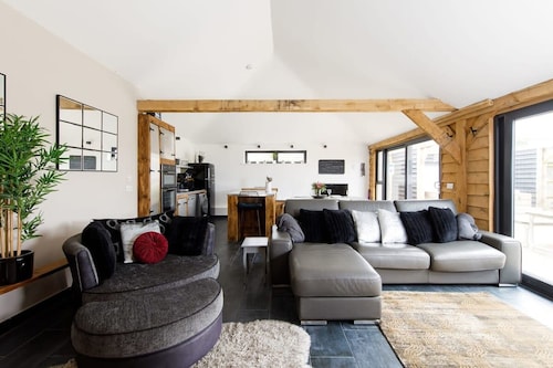 Rural Lodge Retreat With Hot Tub