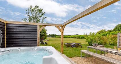 Rural Lodge Retreat With Hot Tub