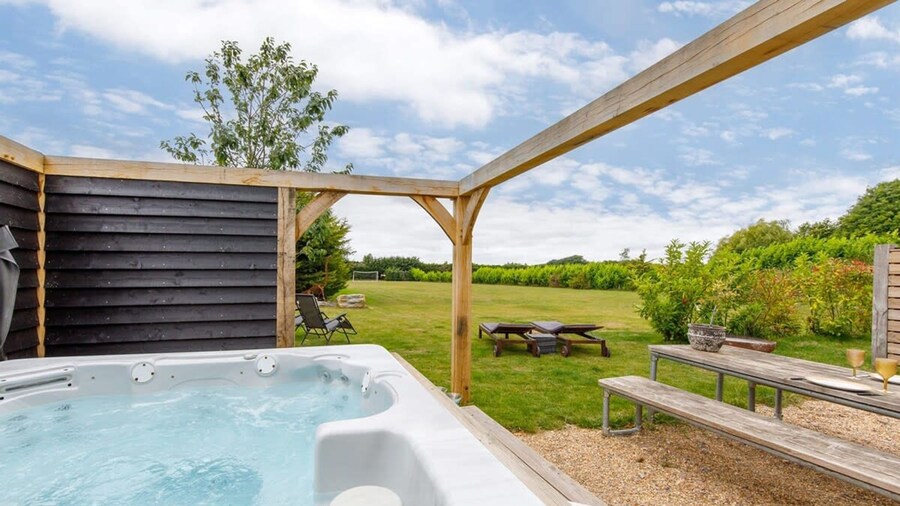 Rural Lodge Retreat With Hot Tub