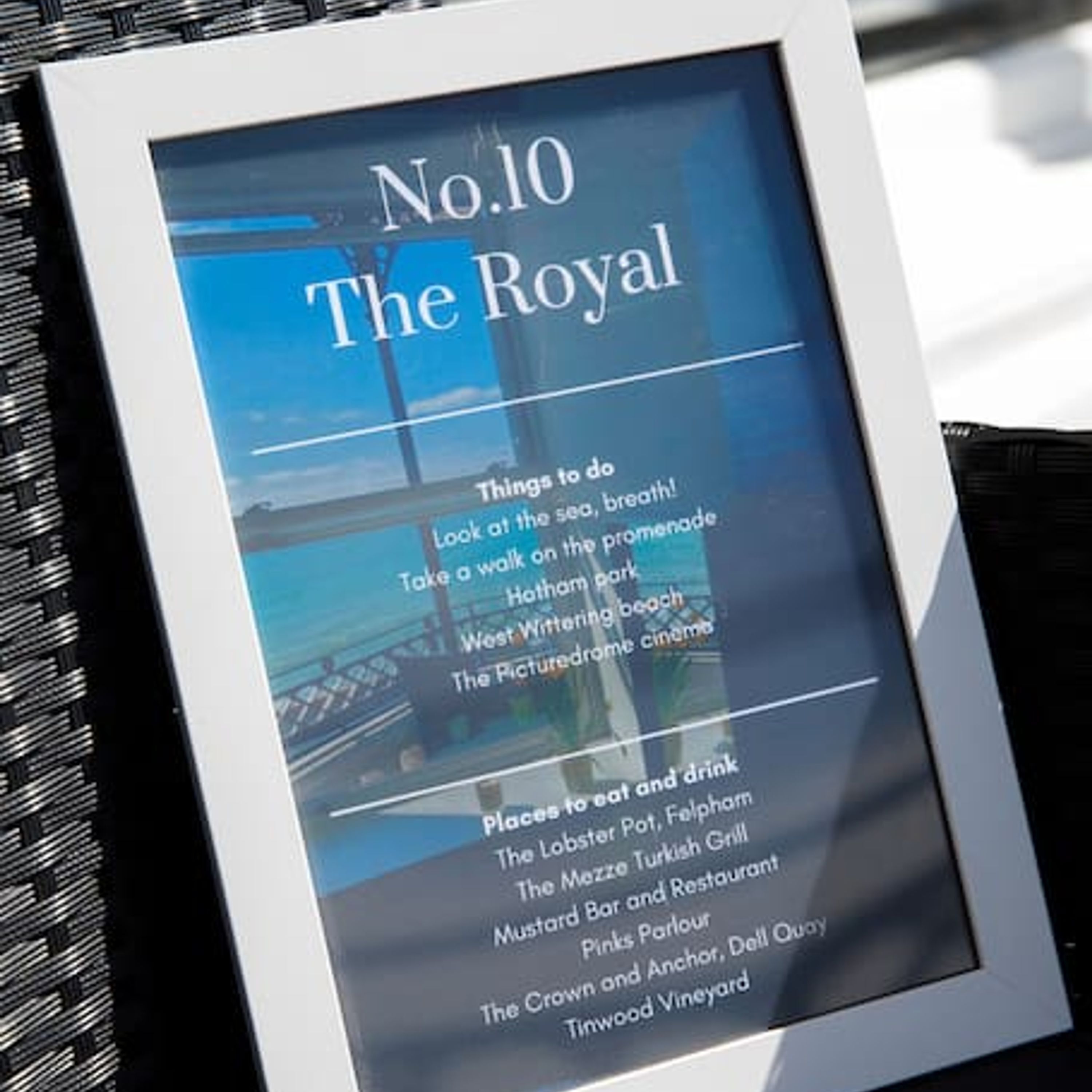 Ein Schild mit Auflistung von Aktivitäten und Speisemöglichkeiten im No.10 The Royal.