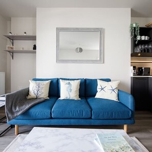 2 bedrooms, iron/ironing board, Internet - Panoramic sea Views in Beachfront apt w Balcony (Bognor Regis)