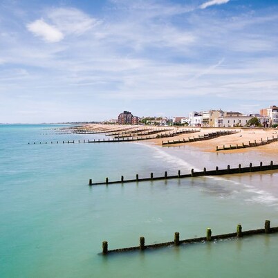 Panoramic sea Views in Beachfront apt w Balcony