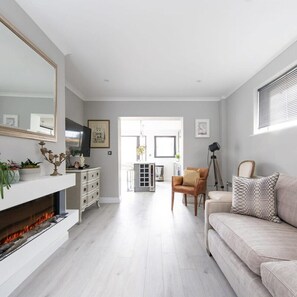 Studio | 3 bedrooms, Internet - Seaside Serenity 3-bed Deck Garden Near Shore (Chichester)