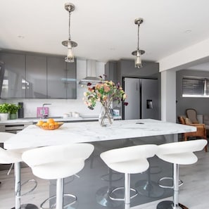 3 bedrooms, Internet - Seaside Serenity 3-bed Deck Garden Near Shore (Chichester)