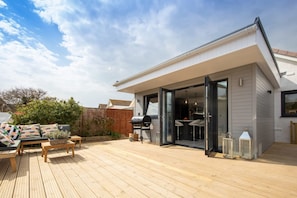 Studio | 3 bedrooms, Internet - Seaside Serenity 3-bed Deck Garden Near Shore (Chichester)