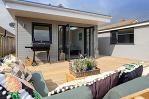 3 bedrooms, Internet - Seaside Serenity 3-bed Deck Garden Near Shore (Chichester)