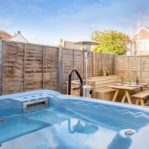 4 bedrooms, Internet - Spacious House for 10 With Hot Tub Nr Beach (Bognor Regis)