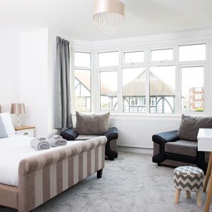 4 bedrooms, Internet - Spacious House for 10 With Hot Tub Nr Beach (Bognor Regis)