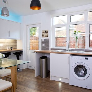 4 bedrooms, Internet - Spacious House for 10 With Hot Tub Nr Beach (Bognor Regis)