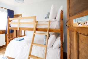 6 bedrooms, desk, iron/ironing board, Internet