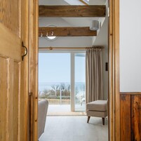 6 habitaciones, escritorio y tabla de planchar con plancha 