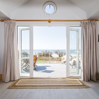 6 habitaciones, escritorio y tabla de planchar con plancha 