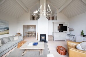 3 bedrooms, desk, iron/ironing board, Internet - Superior House for 6 Near Beach w Parking Garden (Chichester)