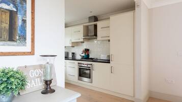 House | 3 bedrooms, desk, iron/ironing board, Internet
