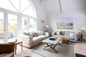 3 bedrooms, desk, iron/ironing board, Internet - Superior House for 6 Near Beach w Parking Garden (Chichester)